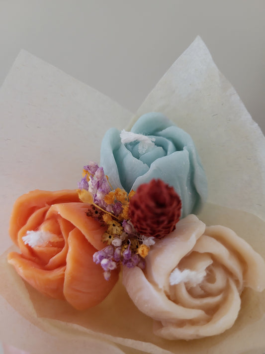 Bouquet de 3 tulipes en bougies - taille S (orange-bleu-beige)