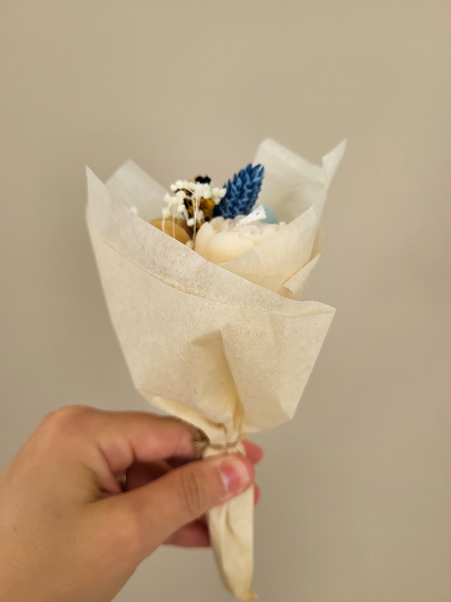 Bouquet de 3 pivoines en bougies - taille S (bleu-bronze-blanc)