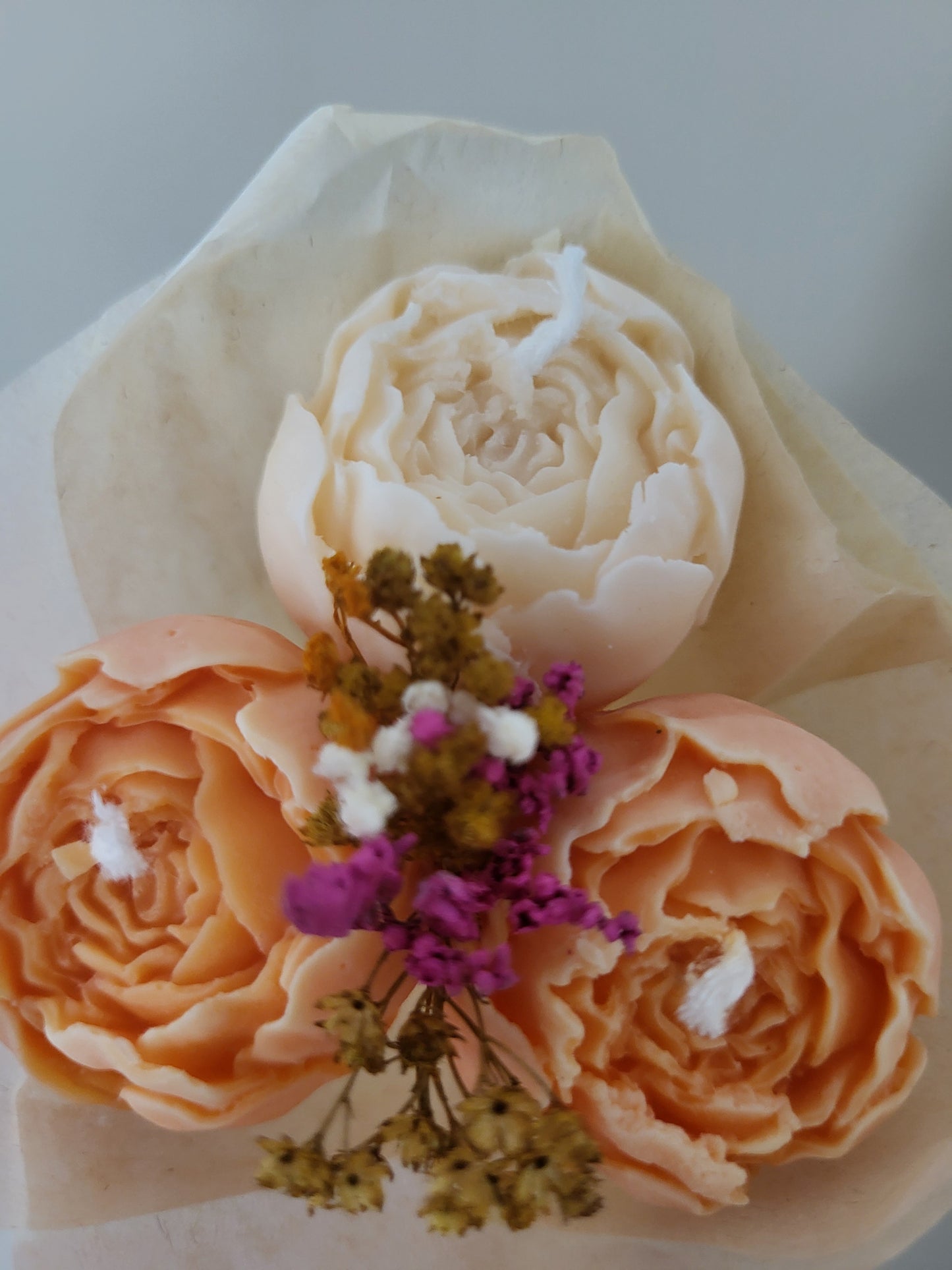 Bouquet de 3 pivoines en bougies - taille S (orange-blanc)