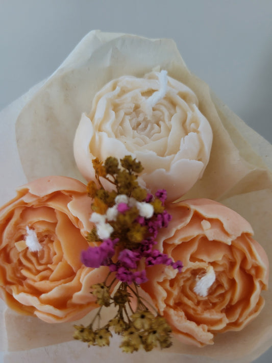 Bouquet de 3 pivoines en bougies - taille S (orange-blanc)
