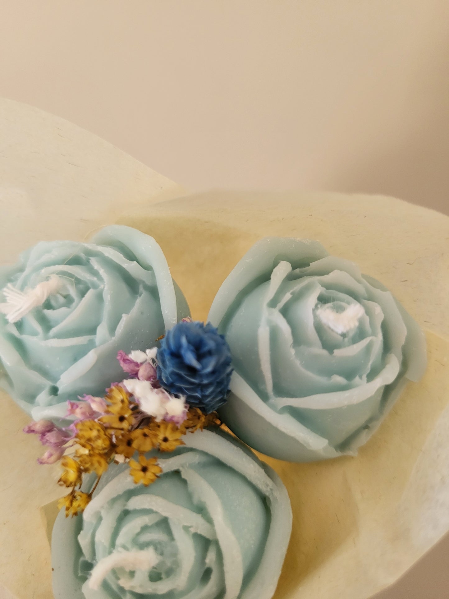 Bouquet de 3 roses en bougies - taille S  (bleu)