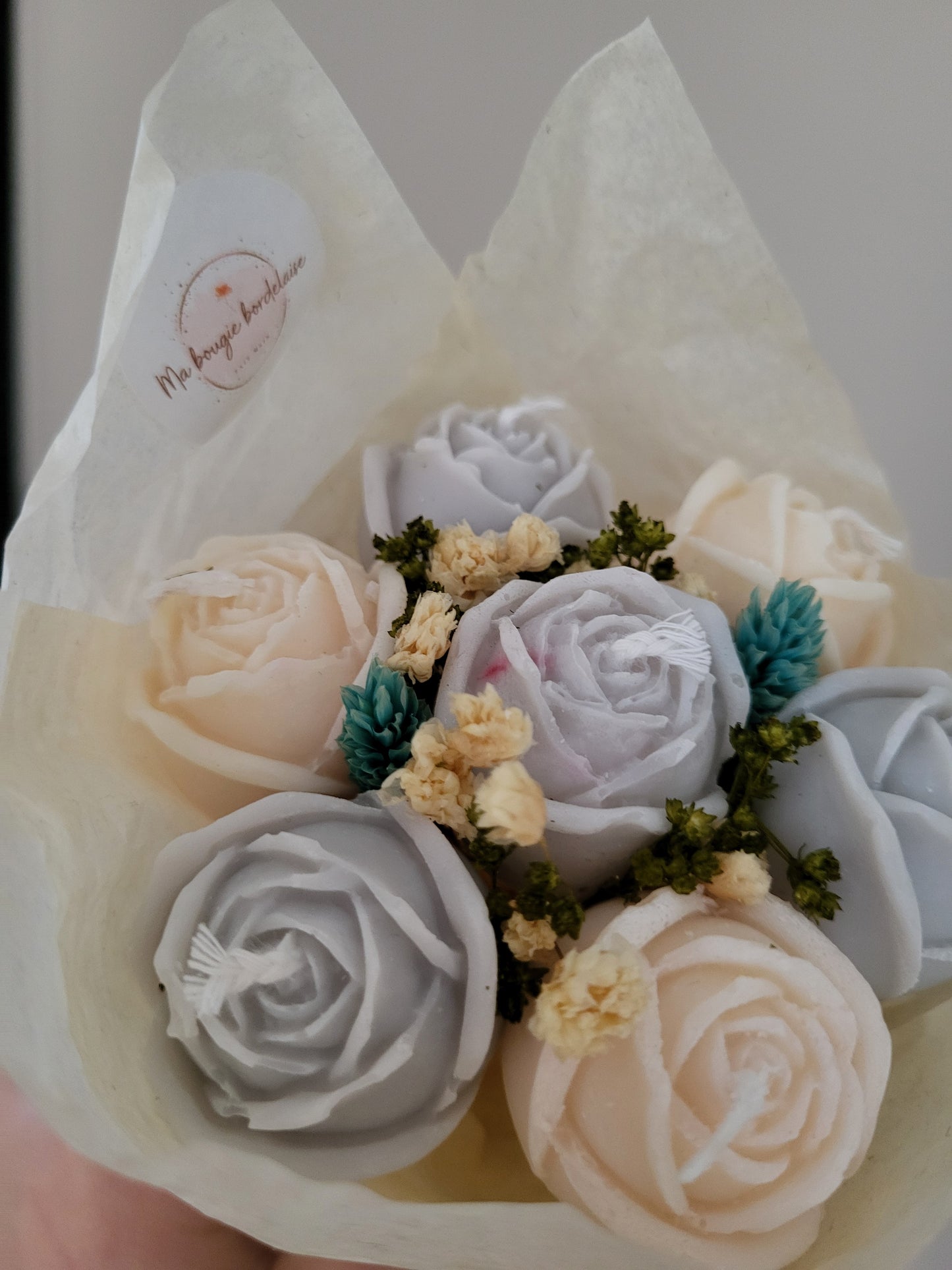 Bouquet de 7 roses en bougies - taille S (gris-blanc)