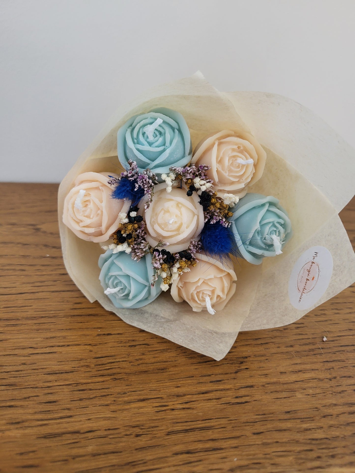 Bouquet de 7 roses en bougies - bleu et blanc