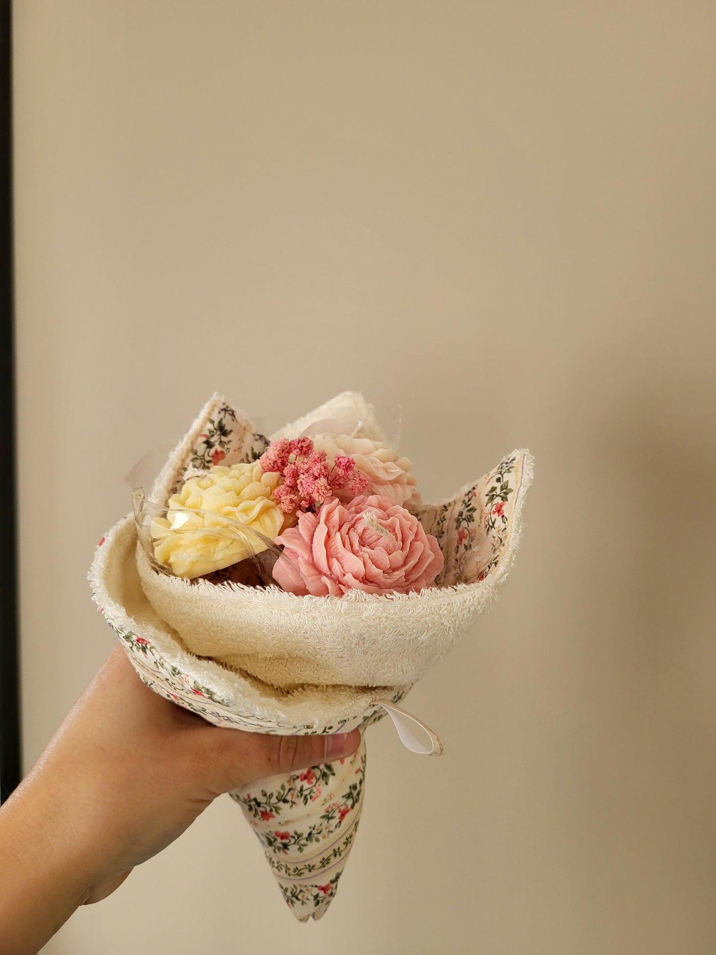 Bougie décorative - Bouquet de pivoines et son torchon
