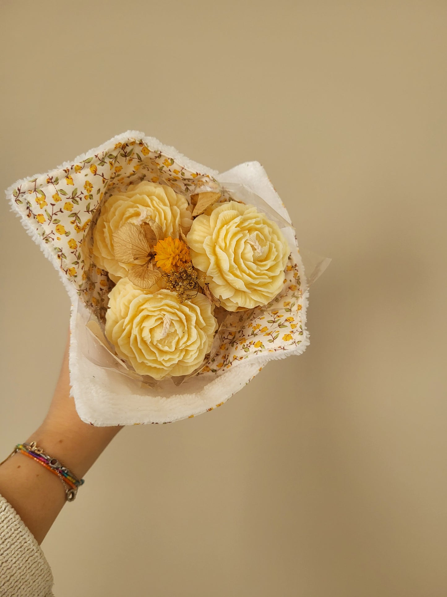 Bougie décorative - Bouquet de pivoines et son torchon