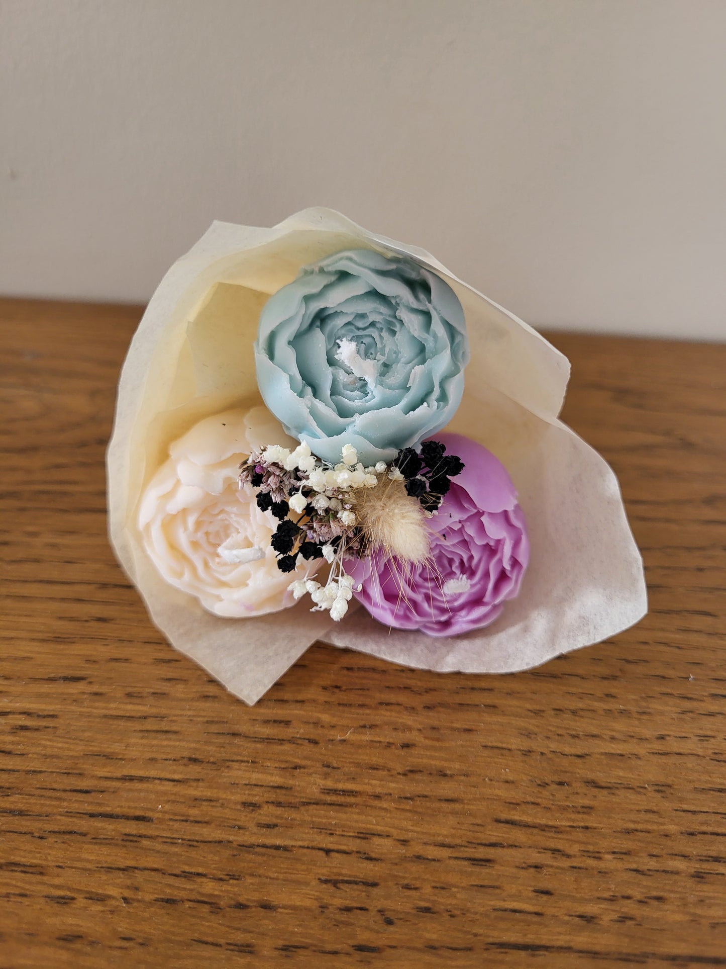 Bouquet de 3 pivoines en bougies - taille S (bleu-blanc-violet)
