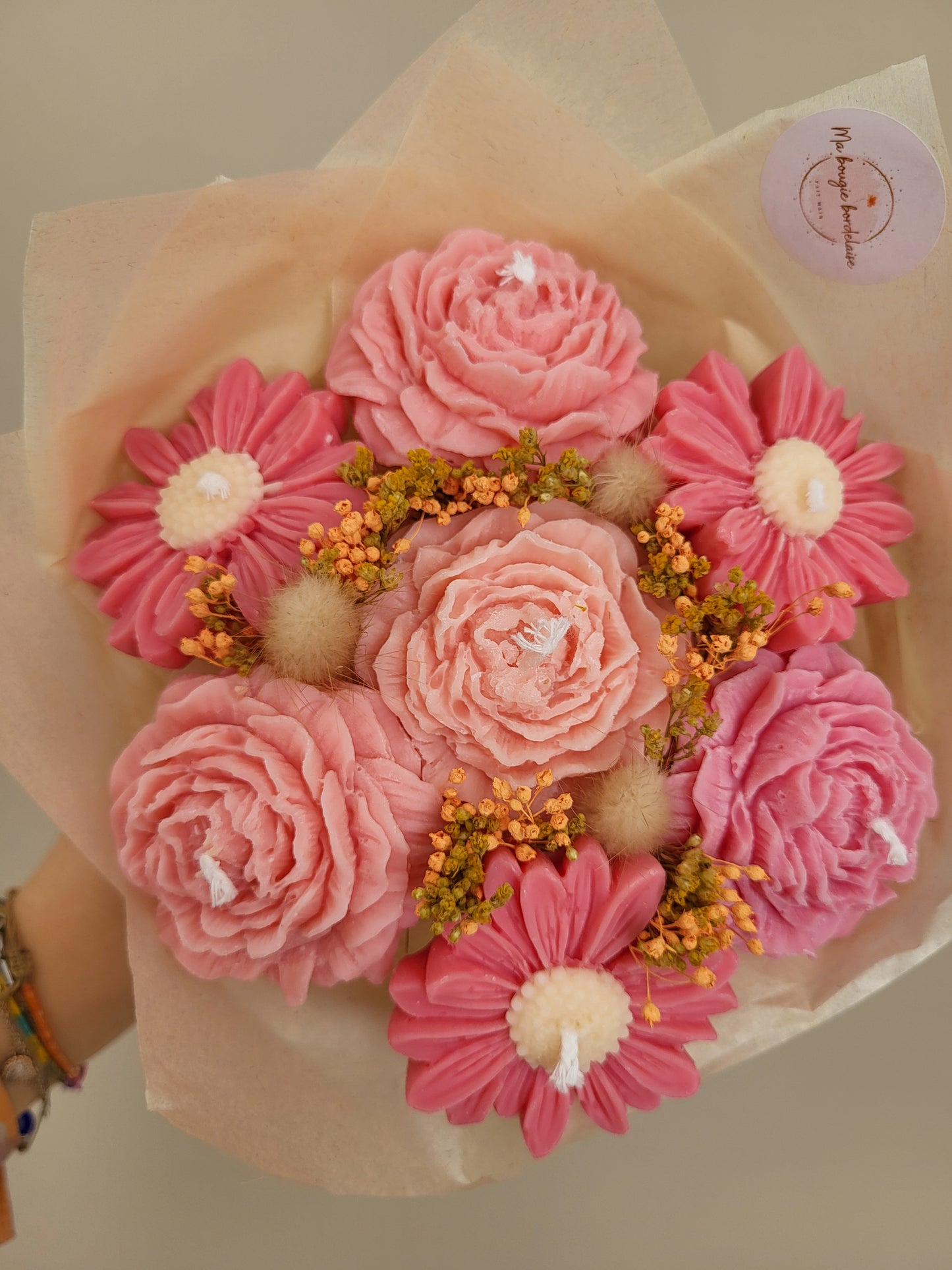Gros bouquets de fleurs en bougies - mélange de marguerites et de pivoines