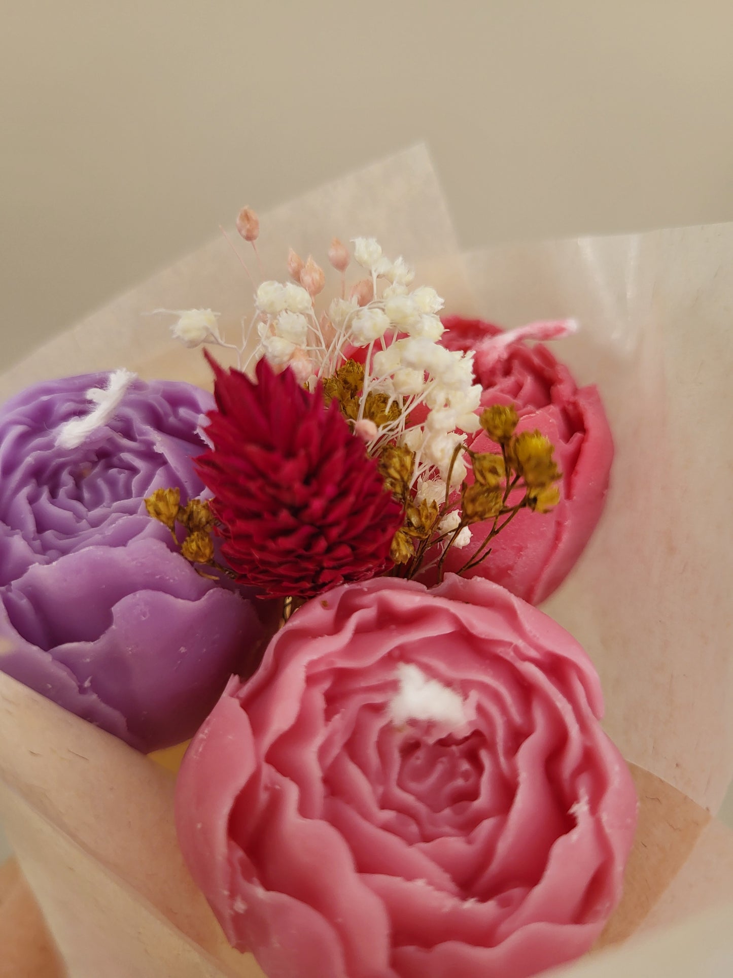 Bouquet de 3 pivoines en bougies - taille S (nuances de rose-violet)