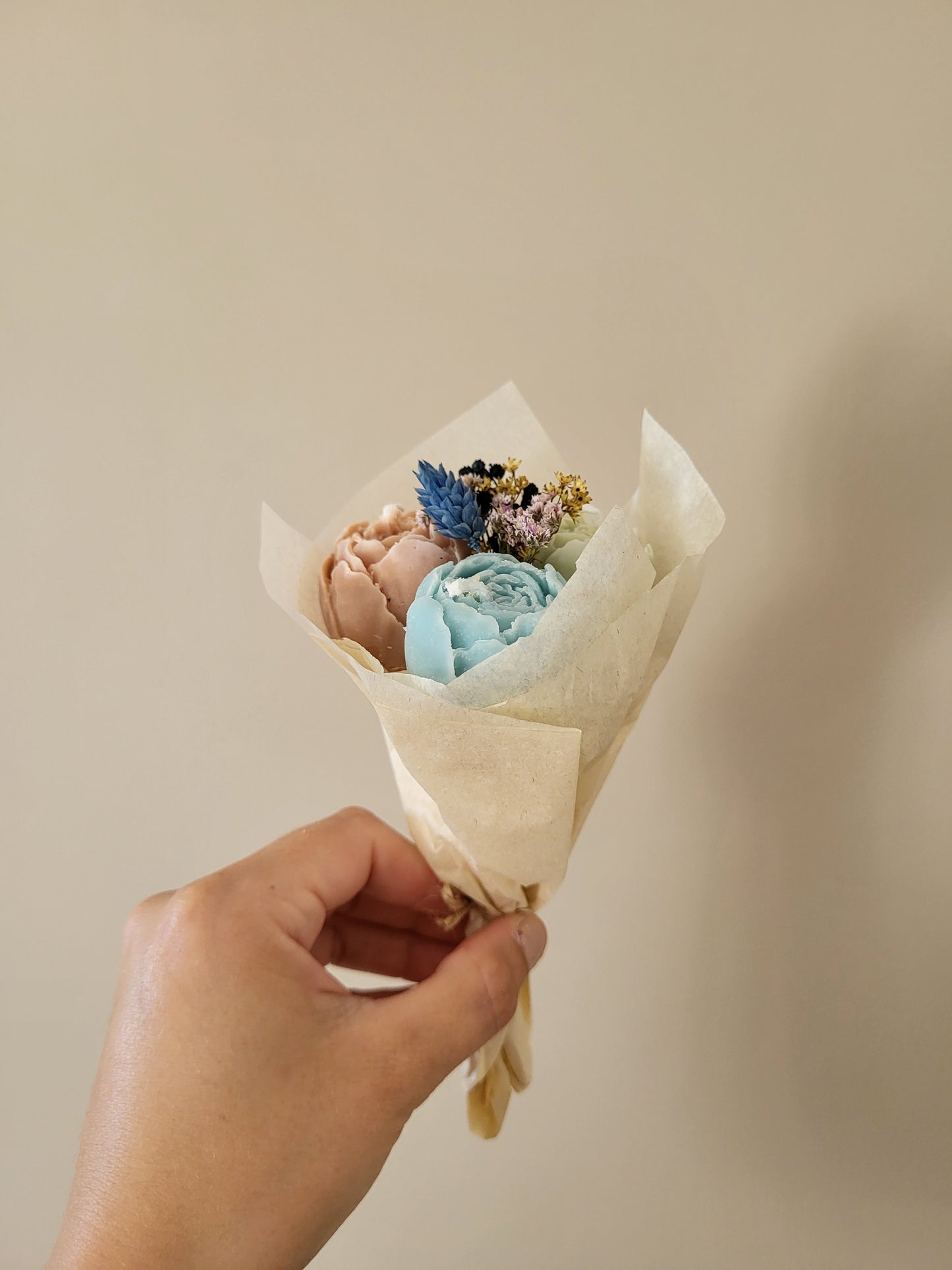 Bouquet de 3 pivoines en bougies - taille S (bleu-vert-marron)