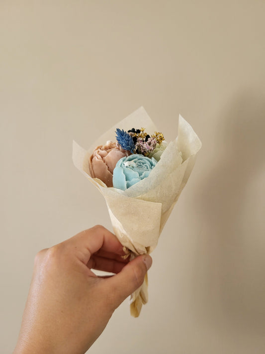 Bouquet de 3 pivoines en bougies - taille S (bleu-vert-marron)