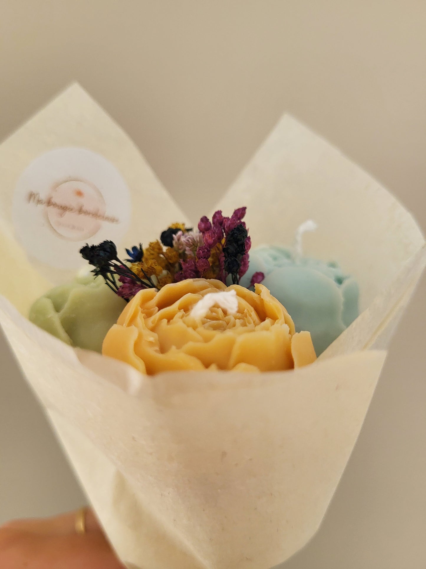 Bouquet de 3 pivoines en bougies - taille S (vert-bleu-jaune)