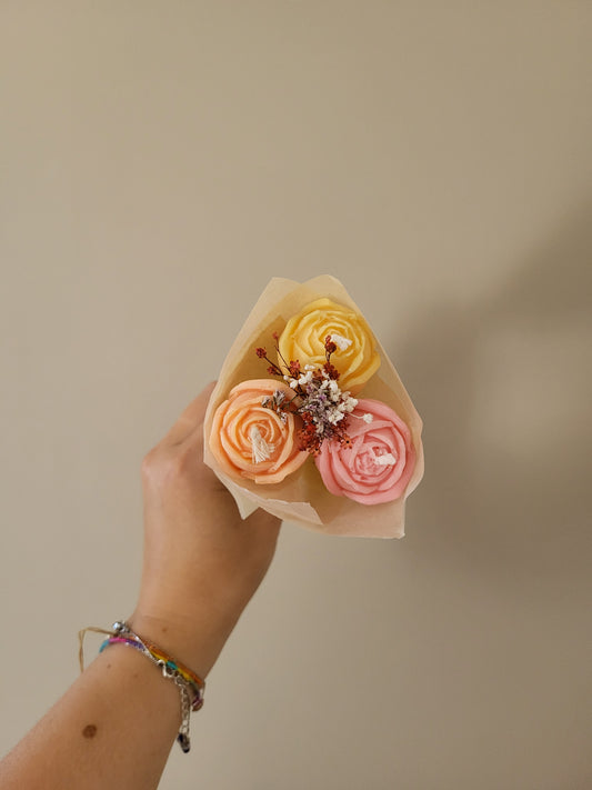 Bouquet de 3 roses en bougies - taille S (printanier)