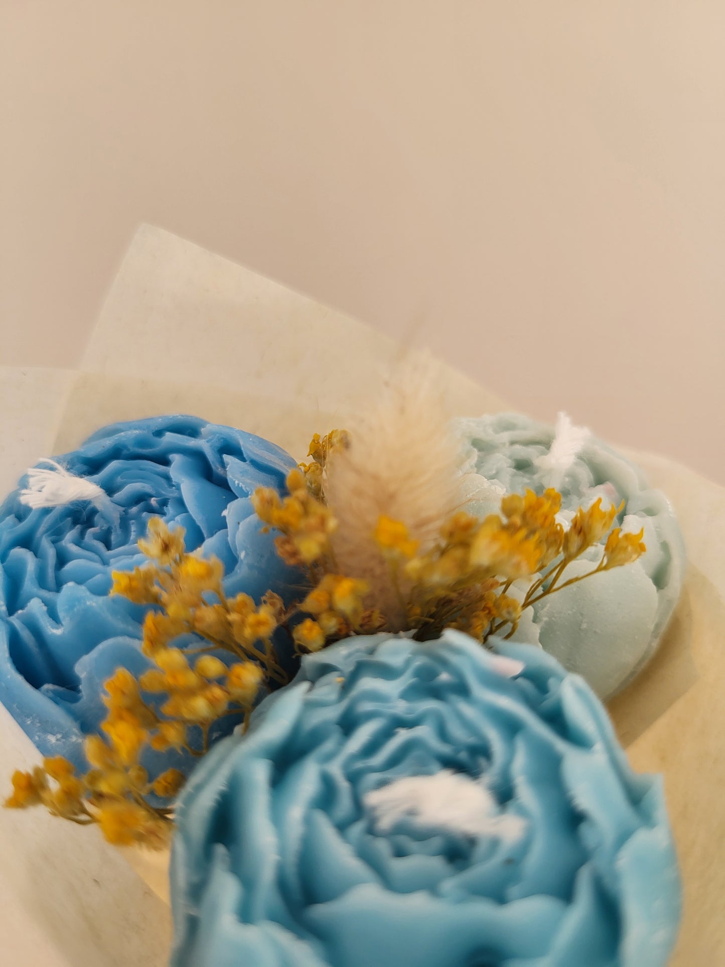 Bouquet de 3 pivoines en bougies - taille S (nuances de bleu)