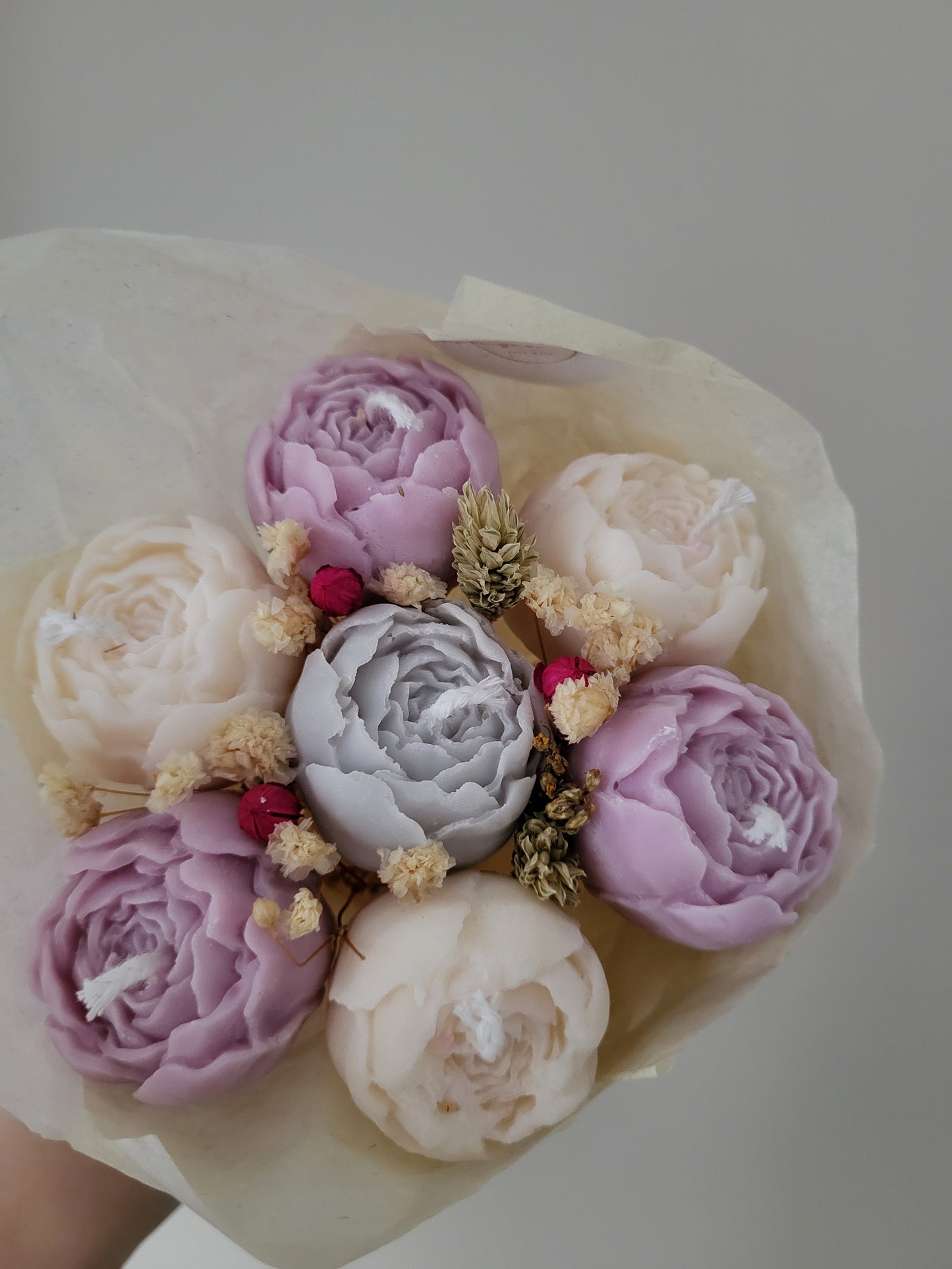 Bouquet de 7 pivoines en bougies - taille S (gris-violet-blanc)