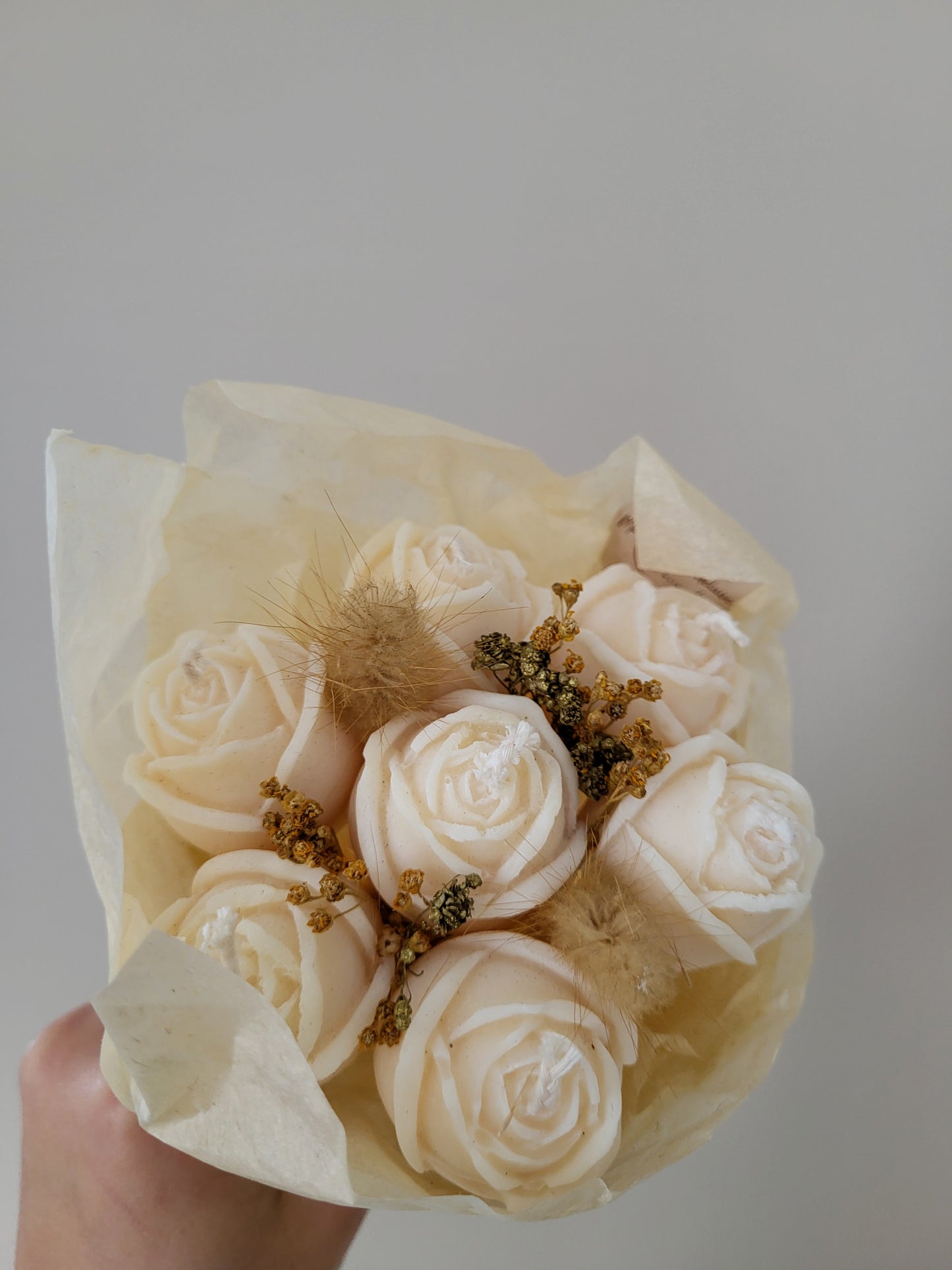 Bouquet de 7 roses en bougies - taille S (blanc/beige)