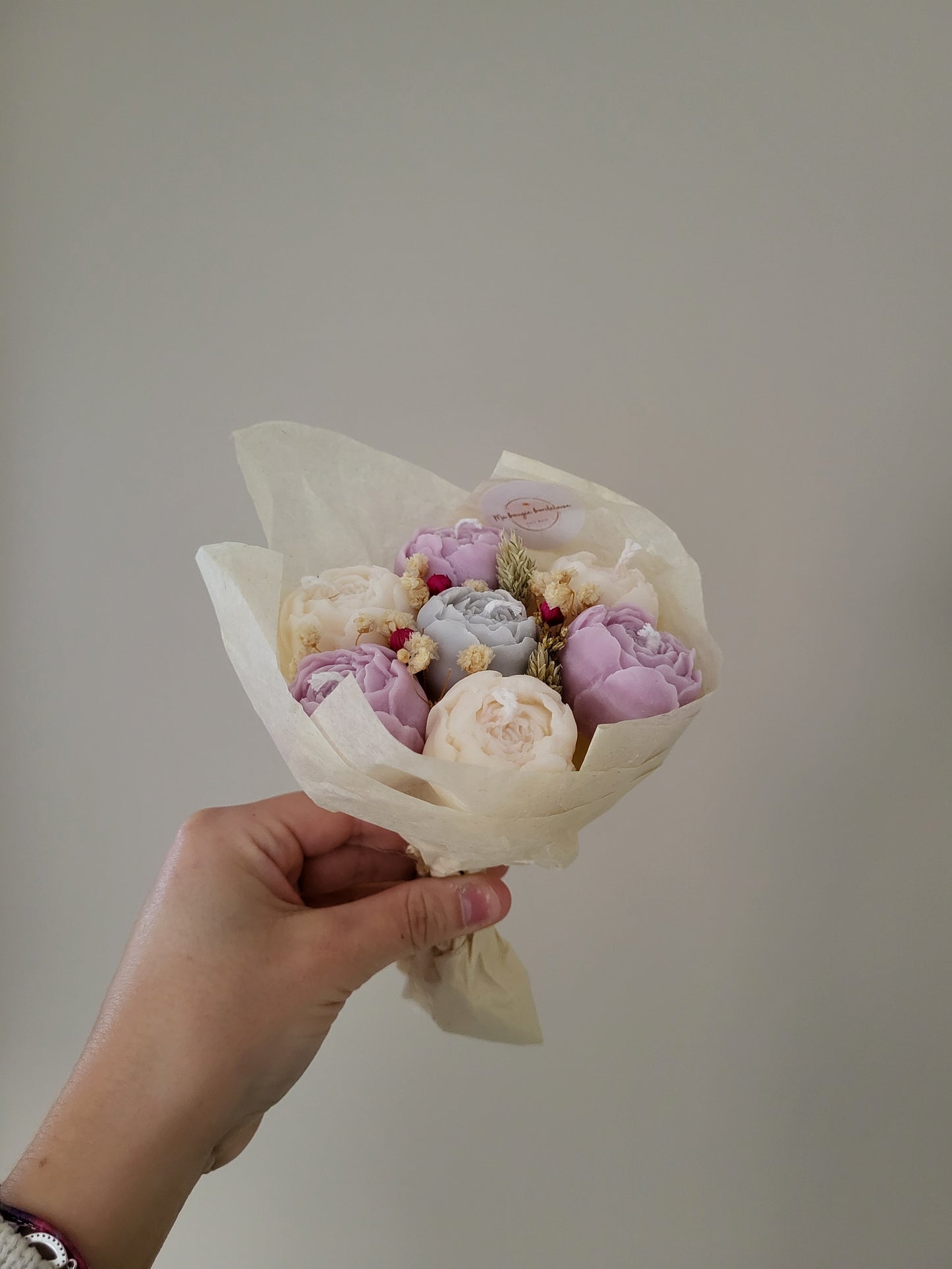 Bouquet de 7 pivoines en bougies - taille S (gris-violet-blanc)