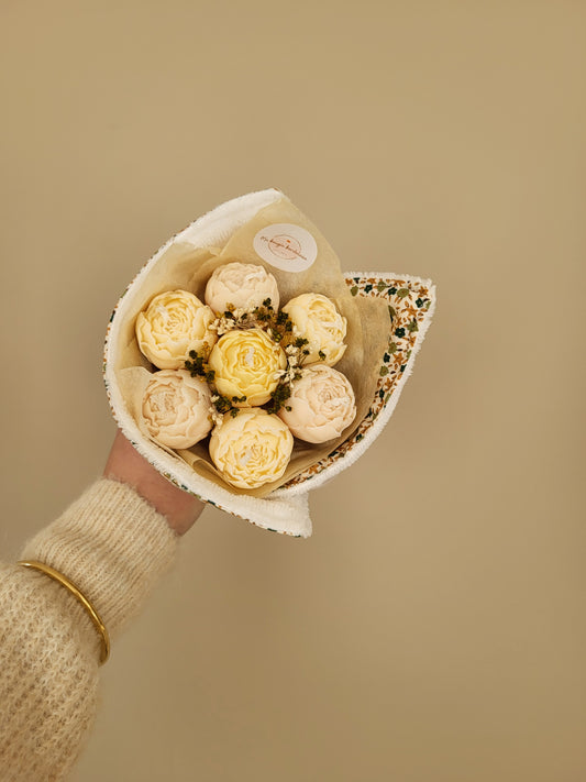 Bougie fleurie décorative - Bouquet de pivoines et son torchon