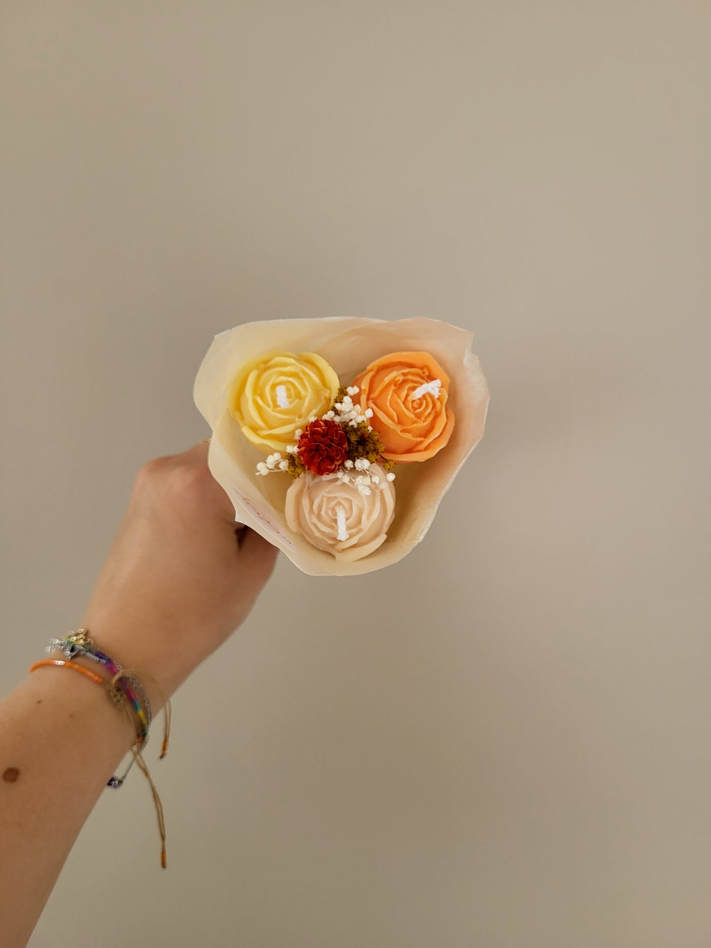 Bouquet de 3 roses en bougies - taille S (orange-jaune-beige)