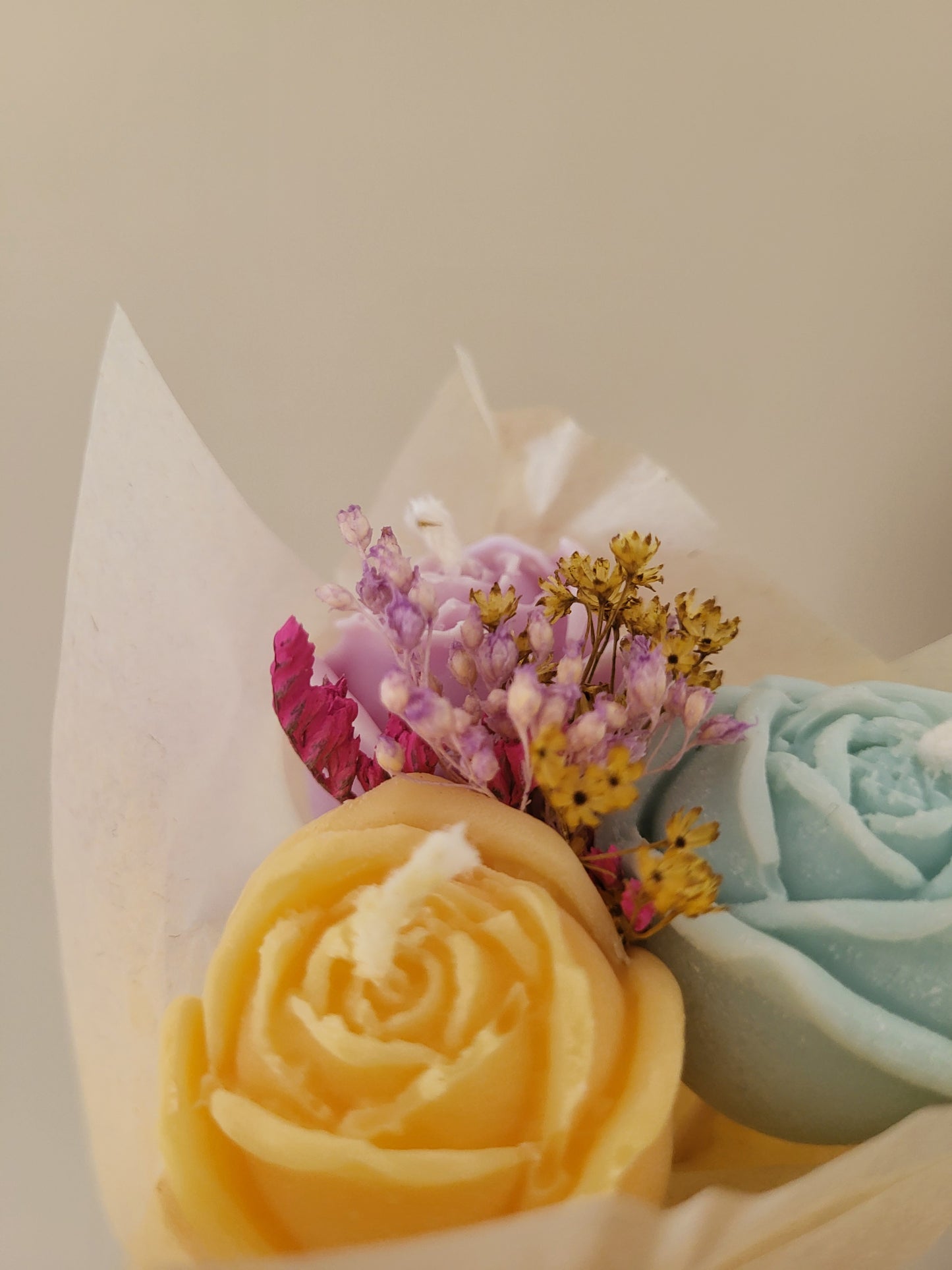 Bouquet de 3 roses en bougies - taille S (jaune-violet-bleu)