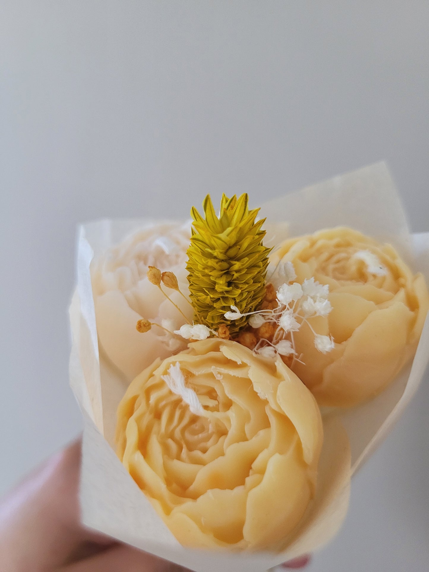 Bouquet de 3 pivoines en bougies - taille S (jaune et blanc)