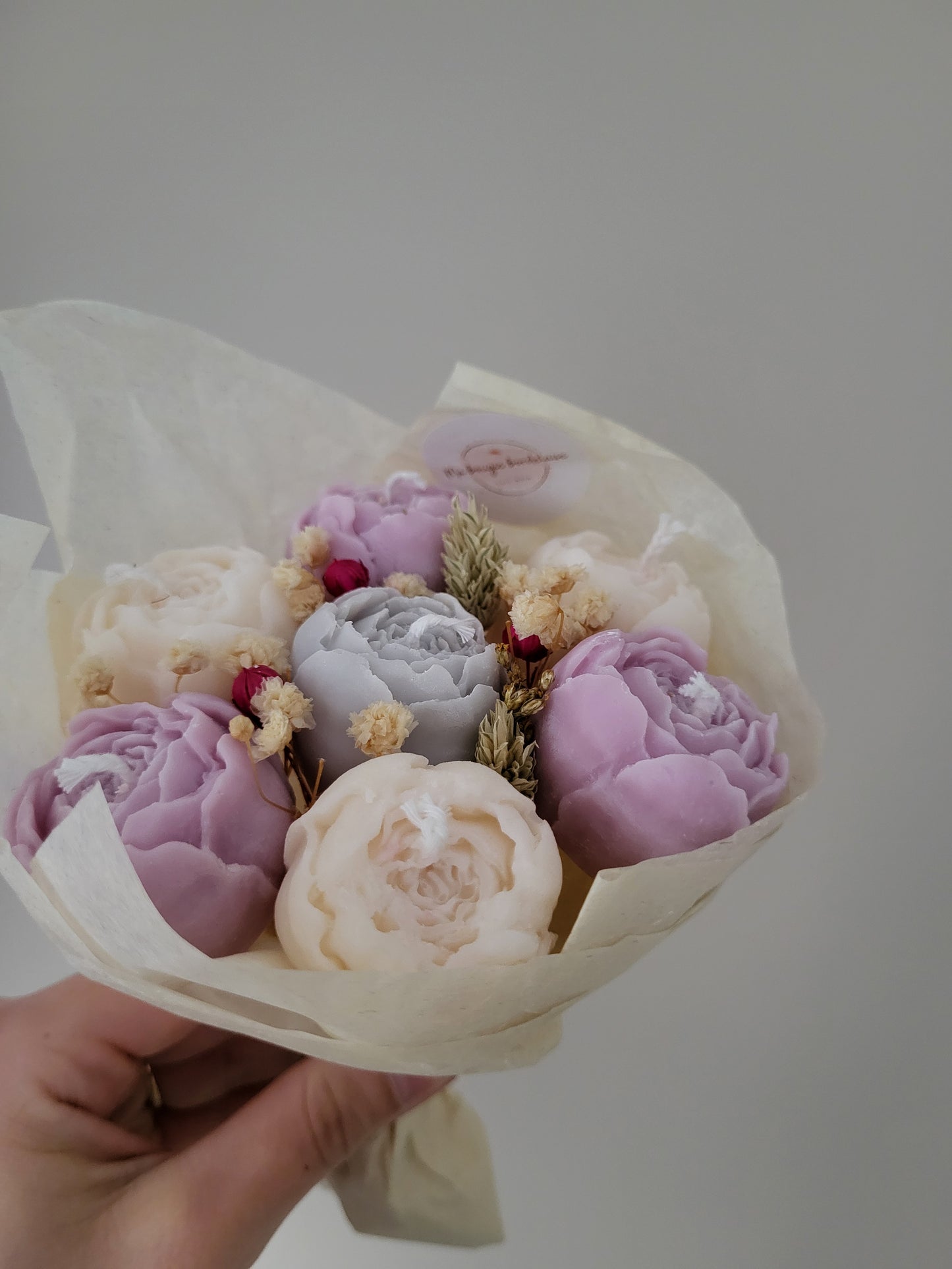 Bouquet de 7 pivoines en bougies - taille S (gris-violet-blanc)