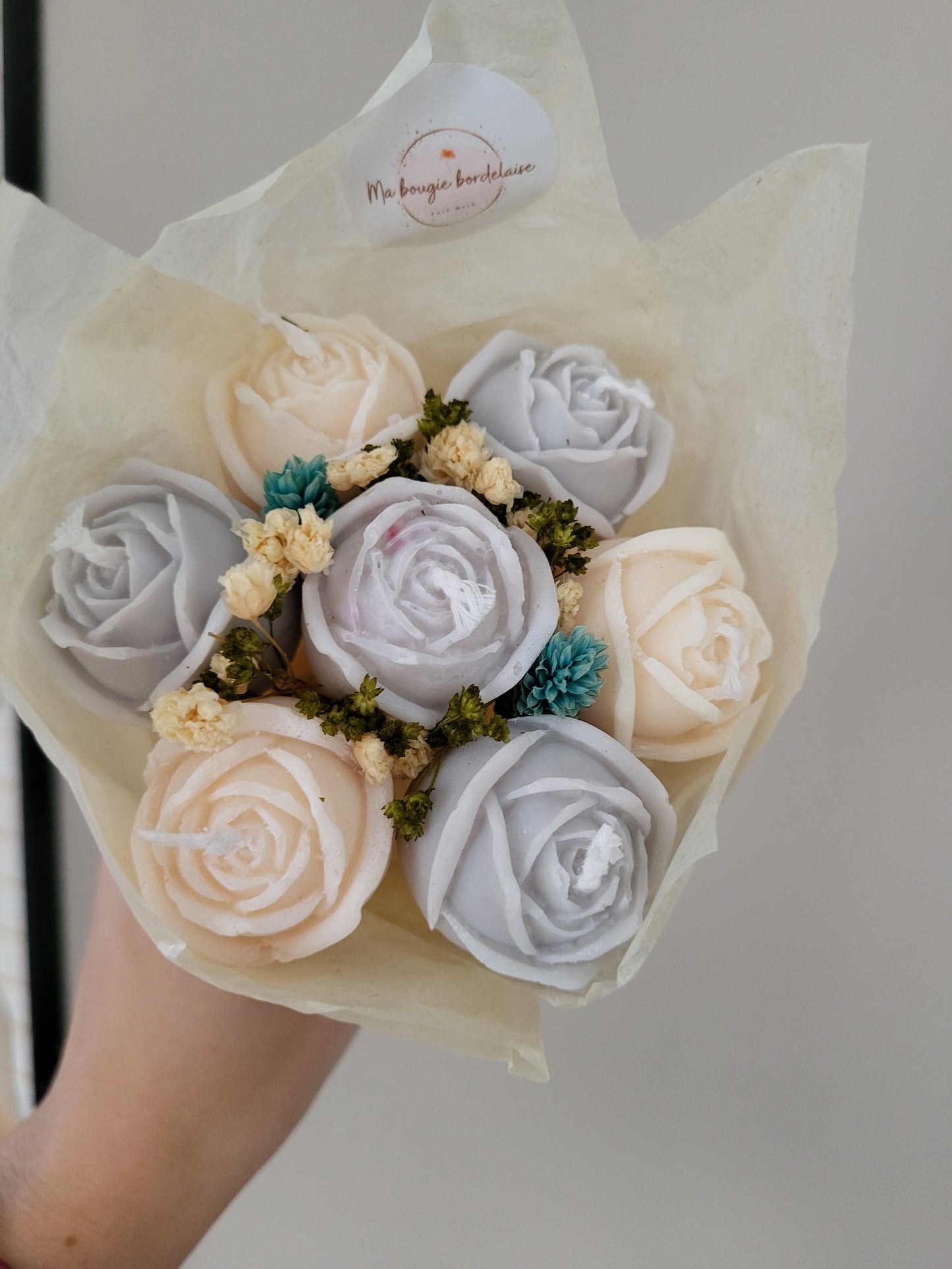 Bouquet de 7 roses en bougies - taille S (gris-blanc)