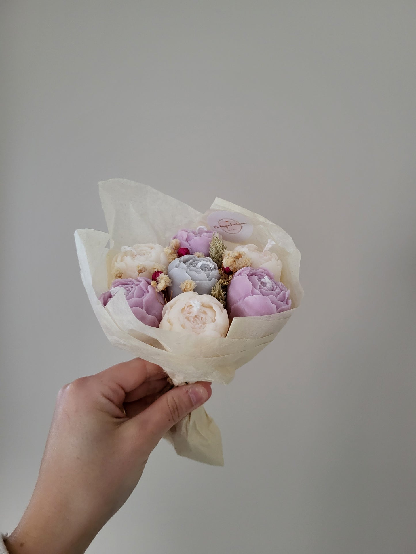Bouquet de 7 pivoines en bougies - taille S (gris-violet-blanc)