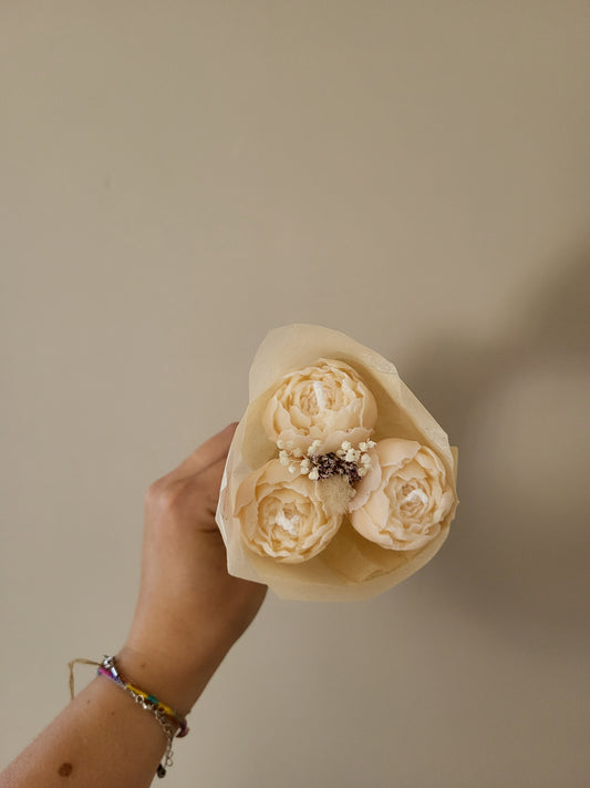 Bouquet de 3 pivoines en bougies - taille S (blanc)