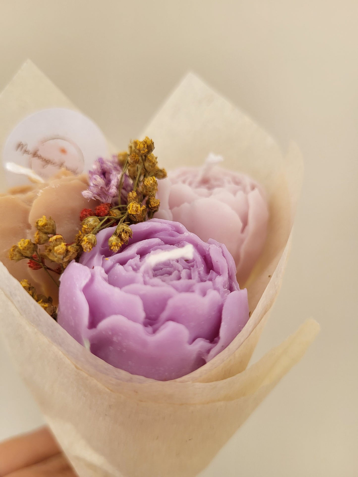 Bouquet de 3 pivoines en bougies - taille S (nuances de violet-marron)