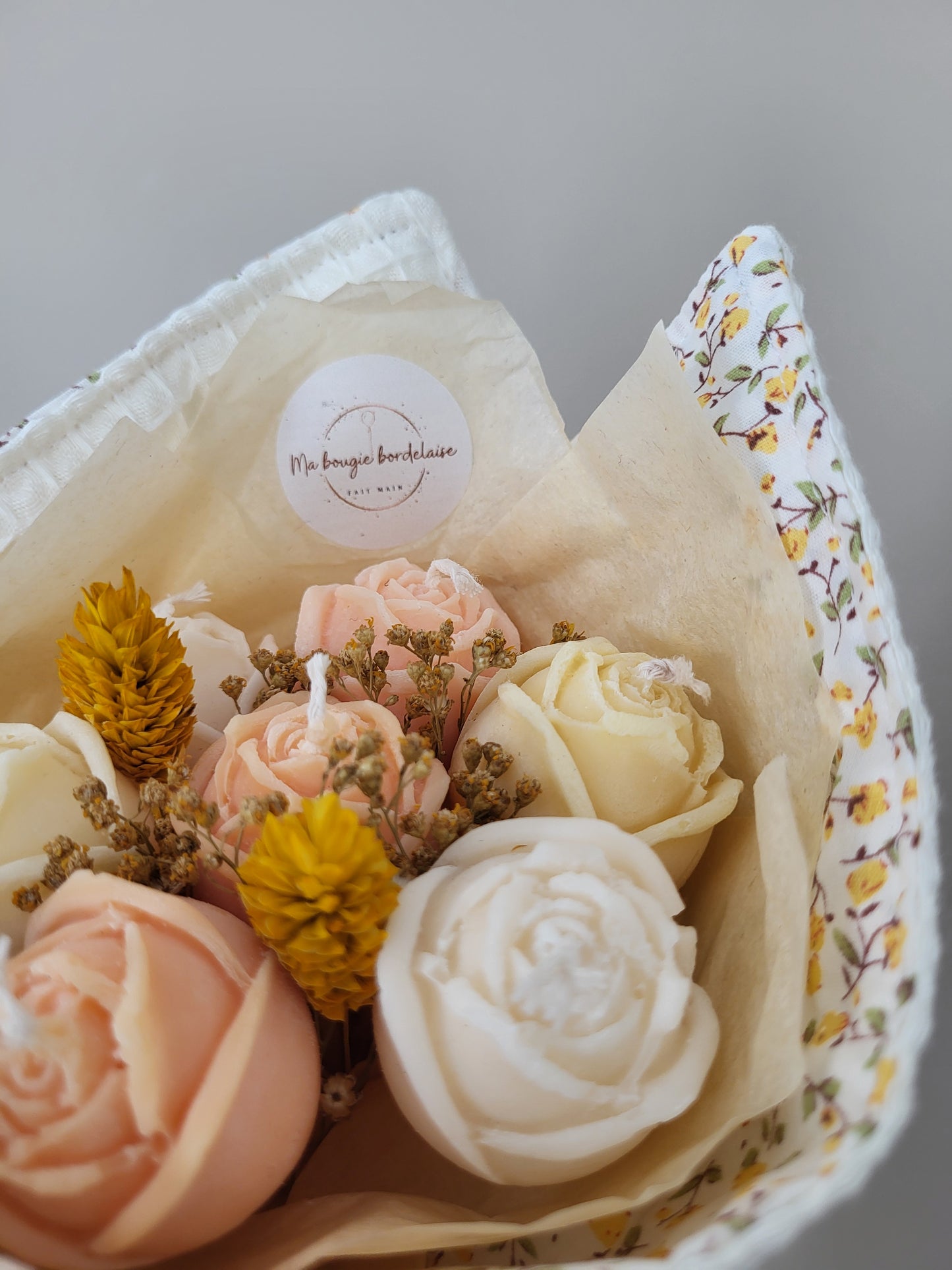 Bougie décorative - Bouquet de roses et son torchon