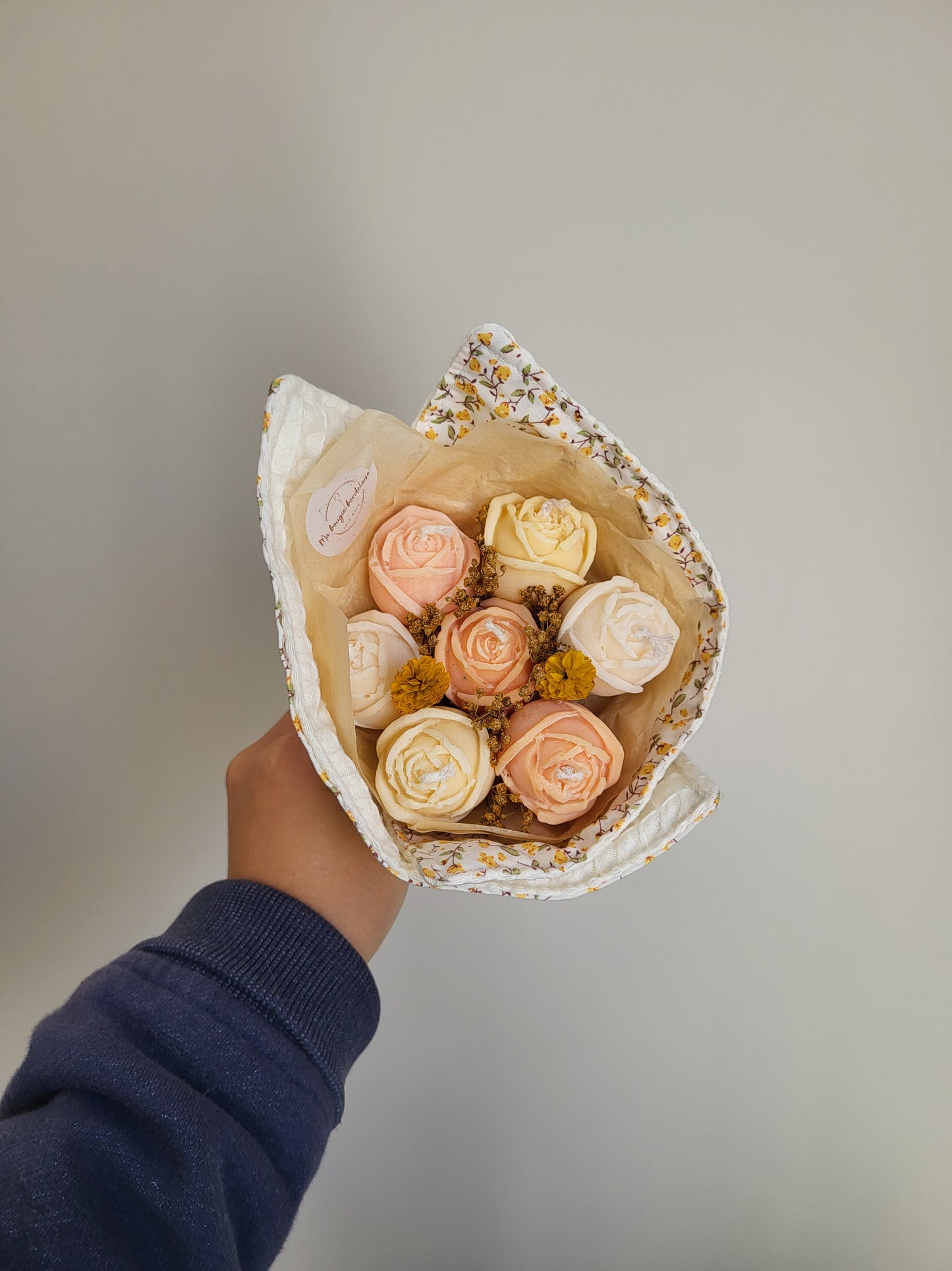 Bougie décorative - Bouquet de roses et son torchon