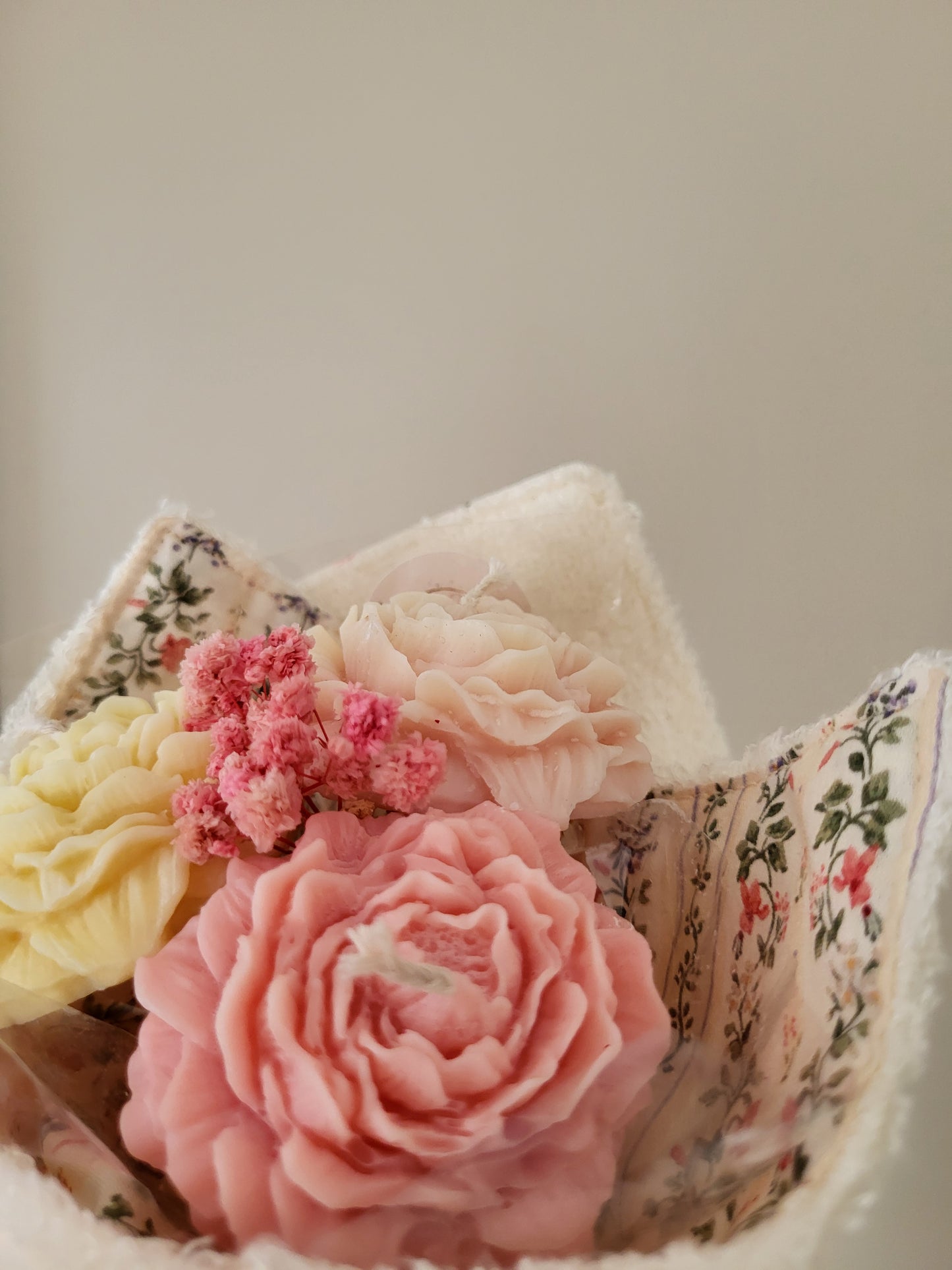 Bougie décorative - Bouquet de pivoines et son torchon