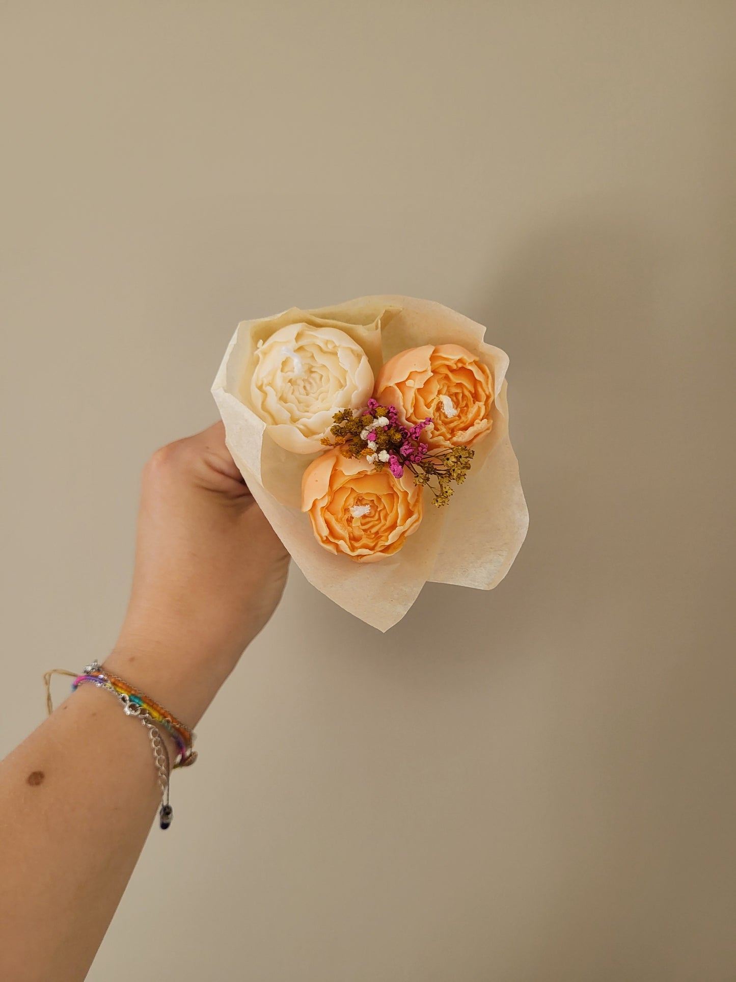 Bouquet de 3 pivoines en bougies - taille S (orange-blanc)