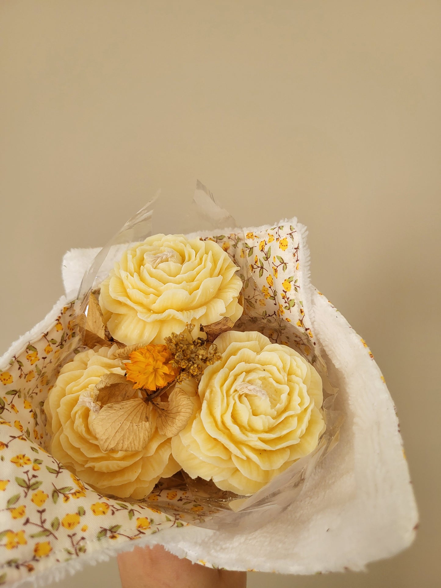 Bougie décorative - Bouquet de pivoines et son torchon