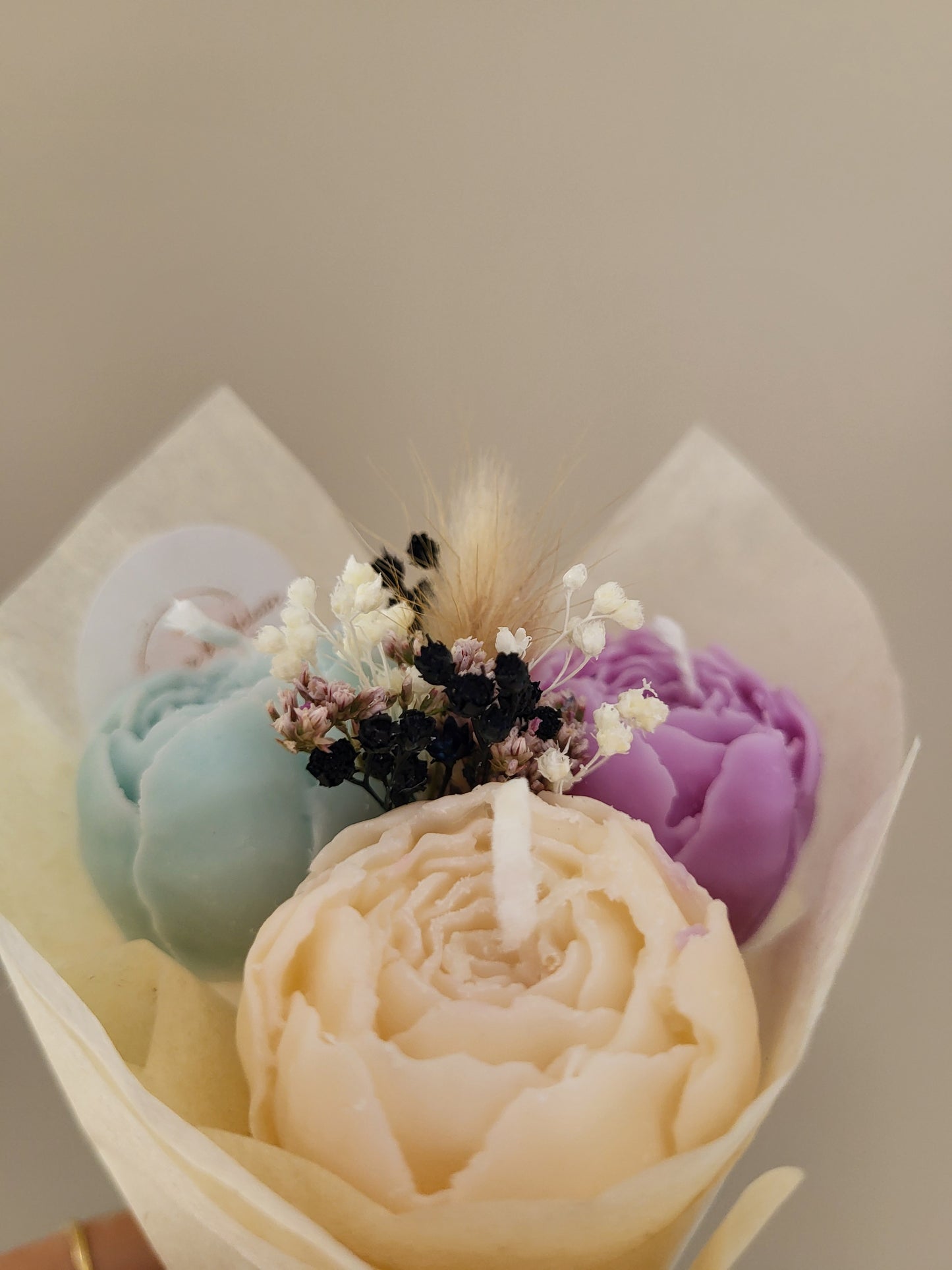Bouquet de 3 pivoines en bougies - taille S (bleu-blanc-violet)
