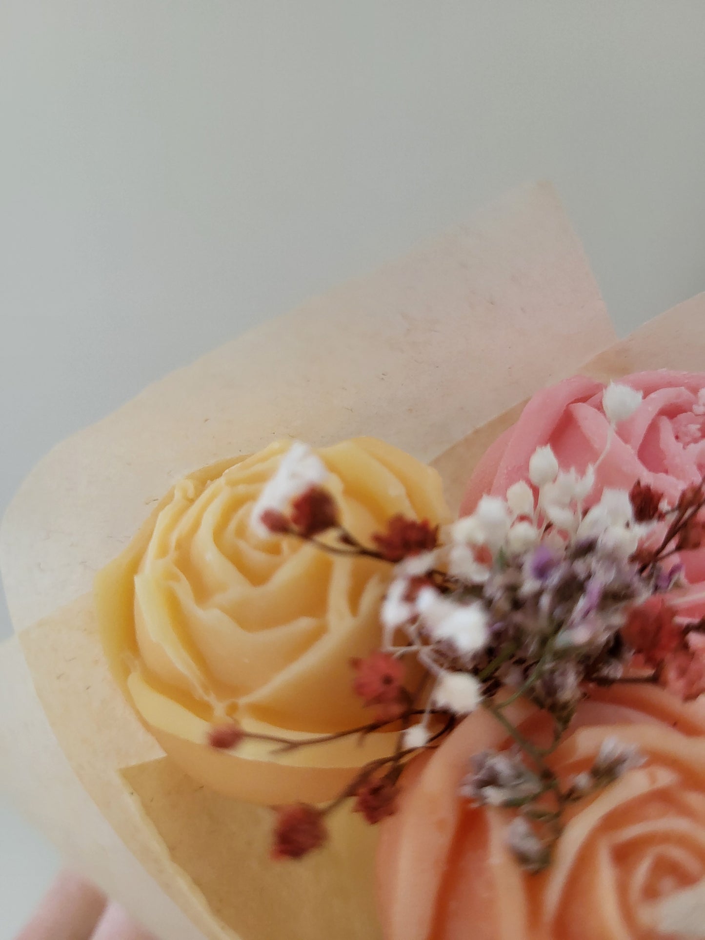 Bouquet de 3 roses en bougies - taille S (printanier)
