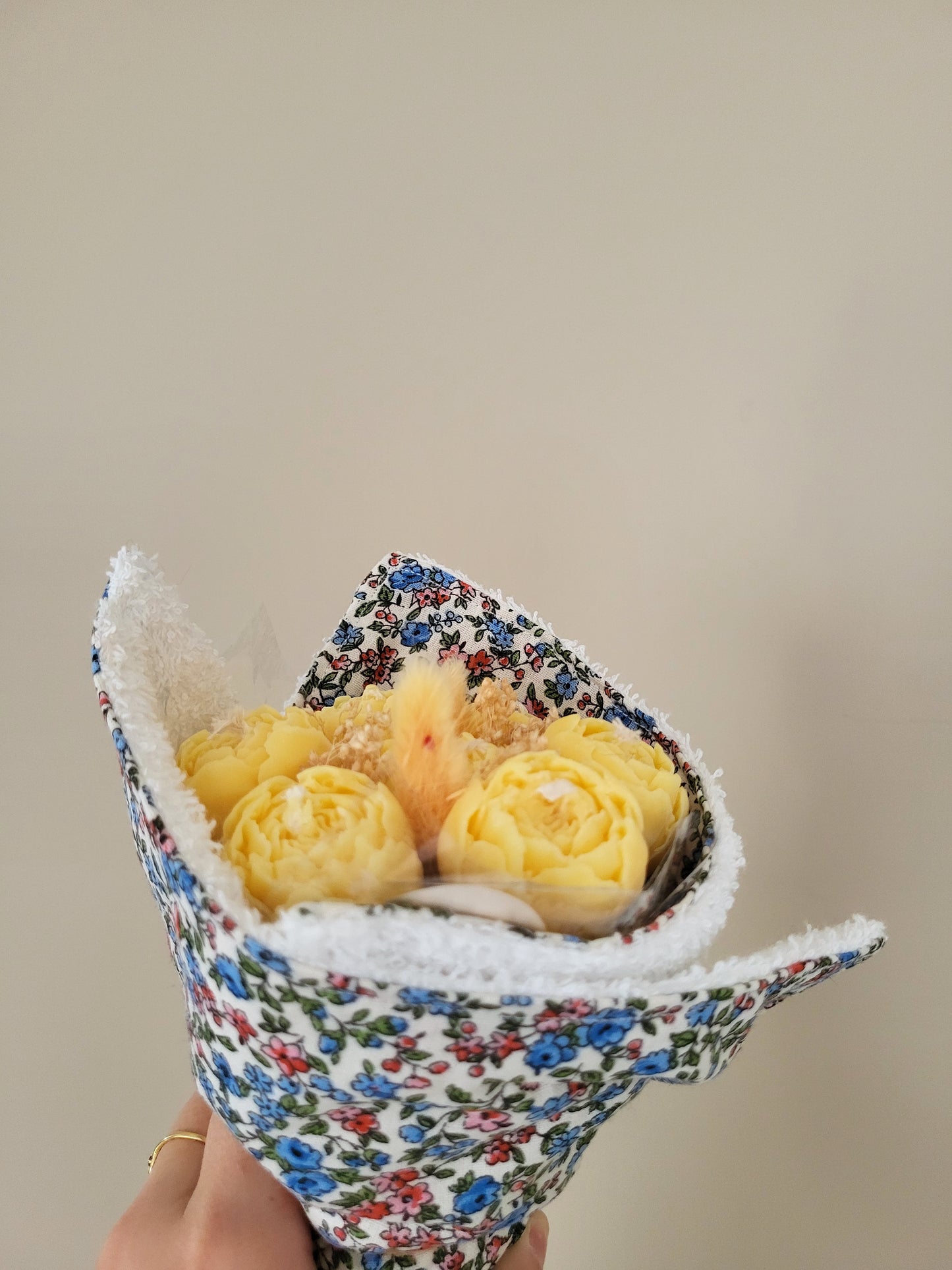 Bougie décorative - Bouquet de pivoines et son torchon