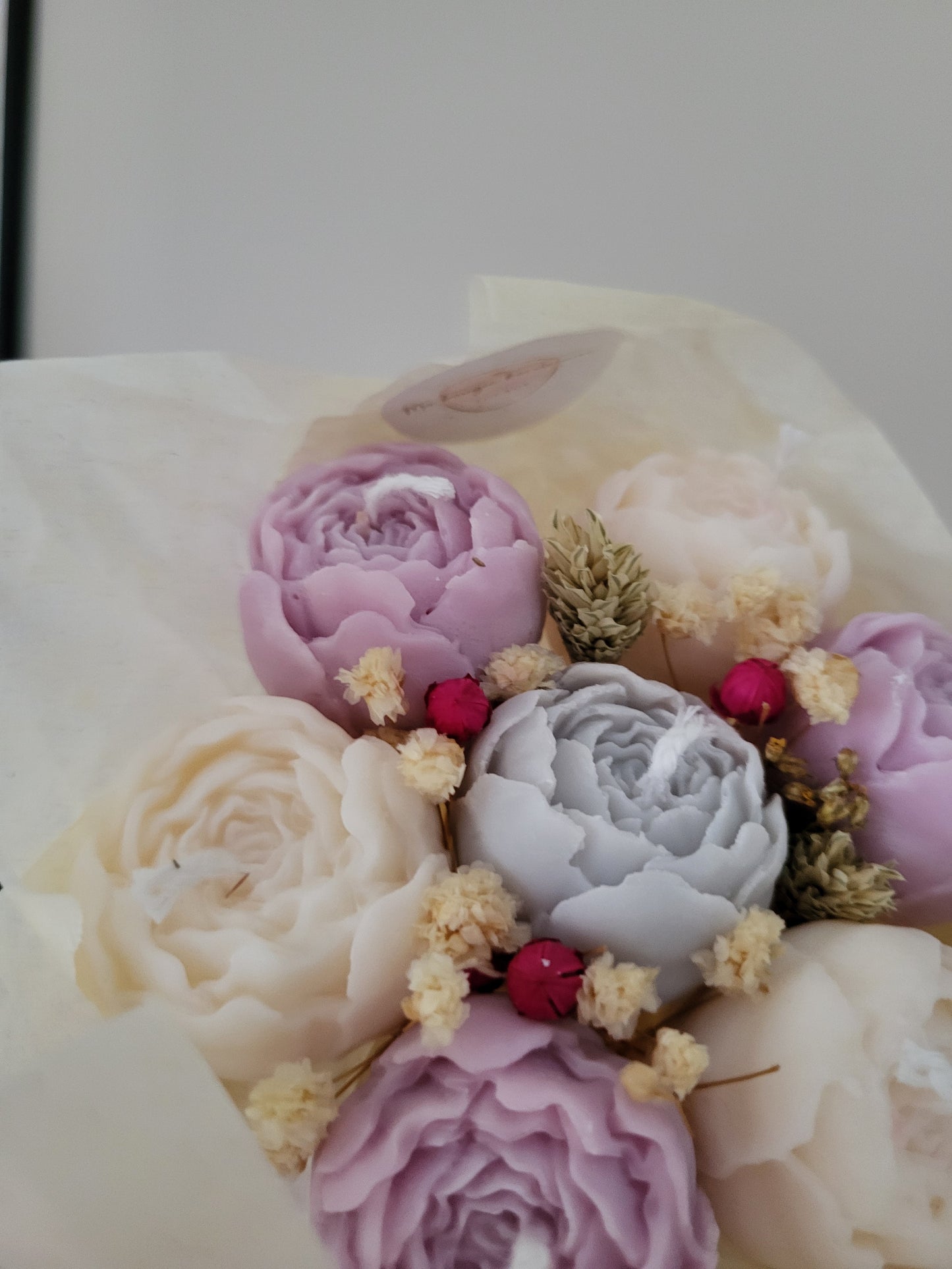 Bouquet de 7 pivoines en bougies - taille S (gris-violet-blanc)
