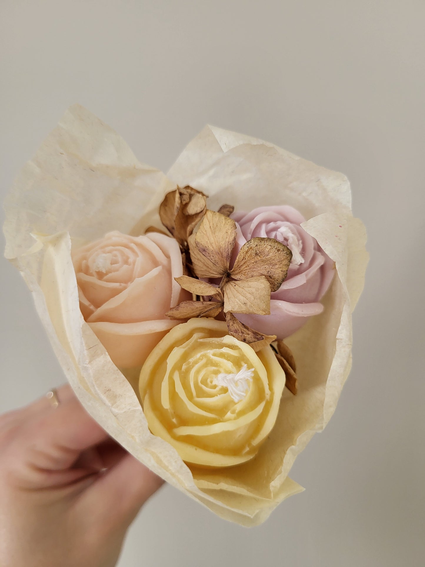 Bouquet de 3 roses en bougies - taille S (parme-rose pâle-jaune)