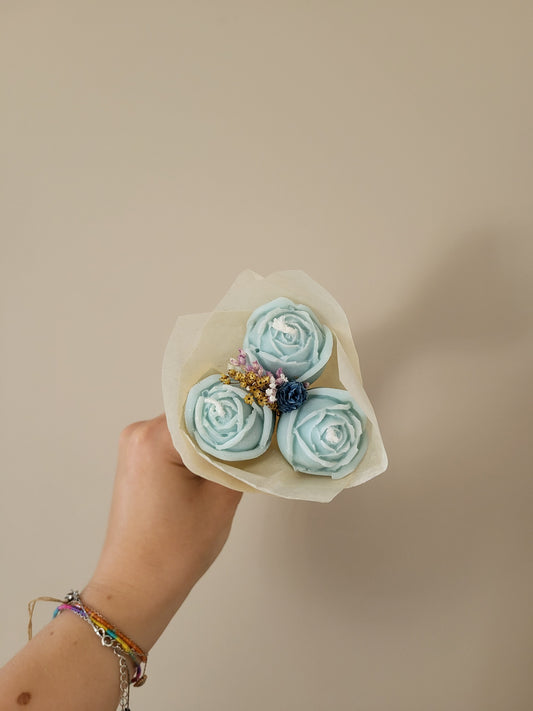 Bouquet de 3 roses en bougies - taille S  (bleu)