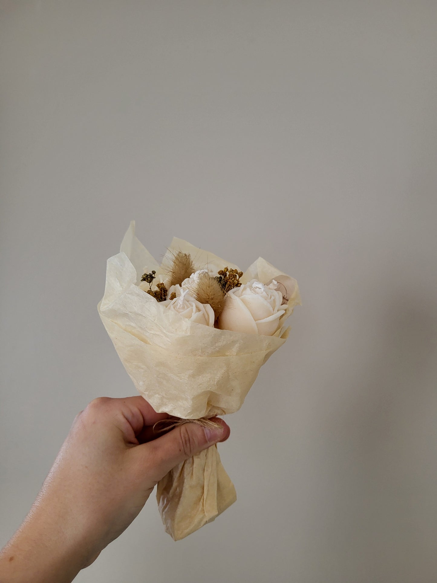 Bouquet de 7 roses en bougies - taille S (blanc/beige)