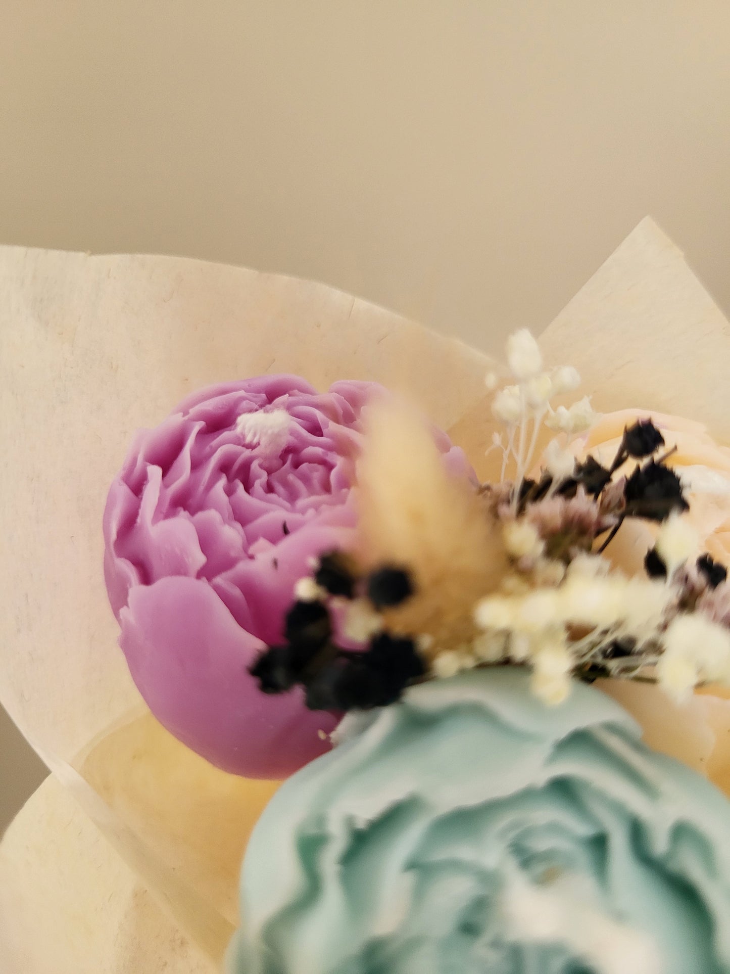 Bouquet de 3 pivoines en bougies - taille S (bleu-blanc-violet)