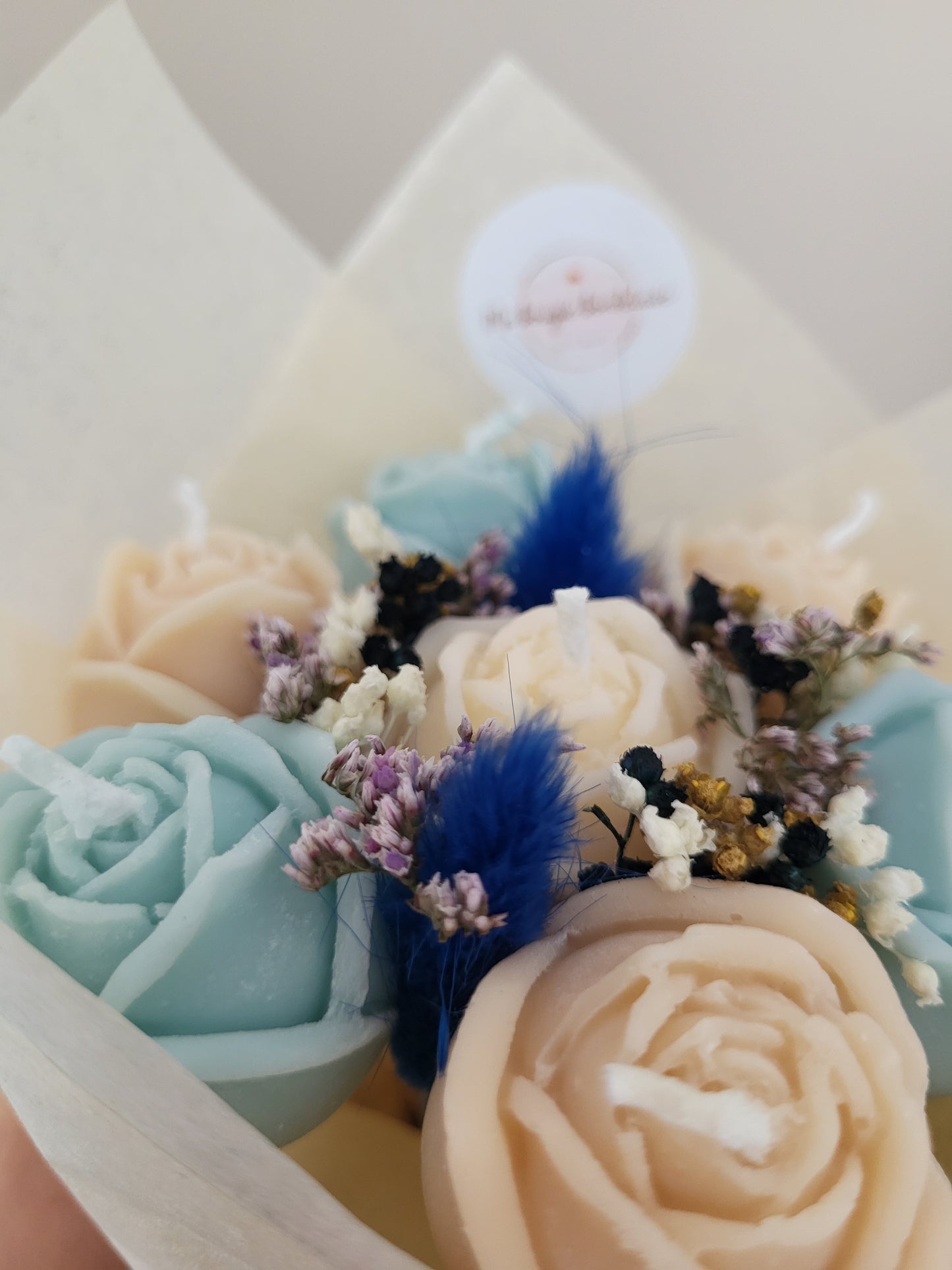 Bouquet de 7 roses en bougies - bleu et blanc